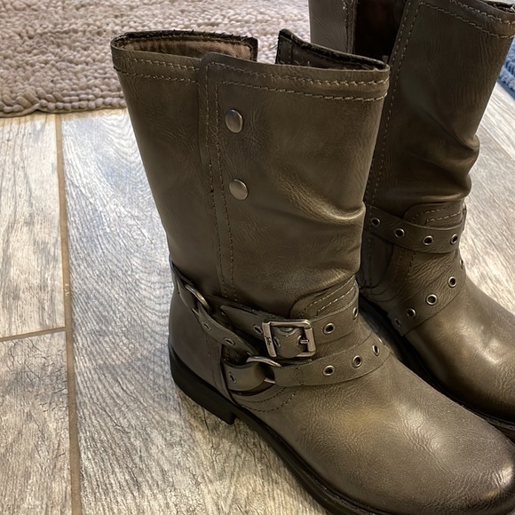 Boots - Picture 2 of 7